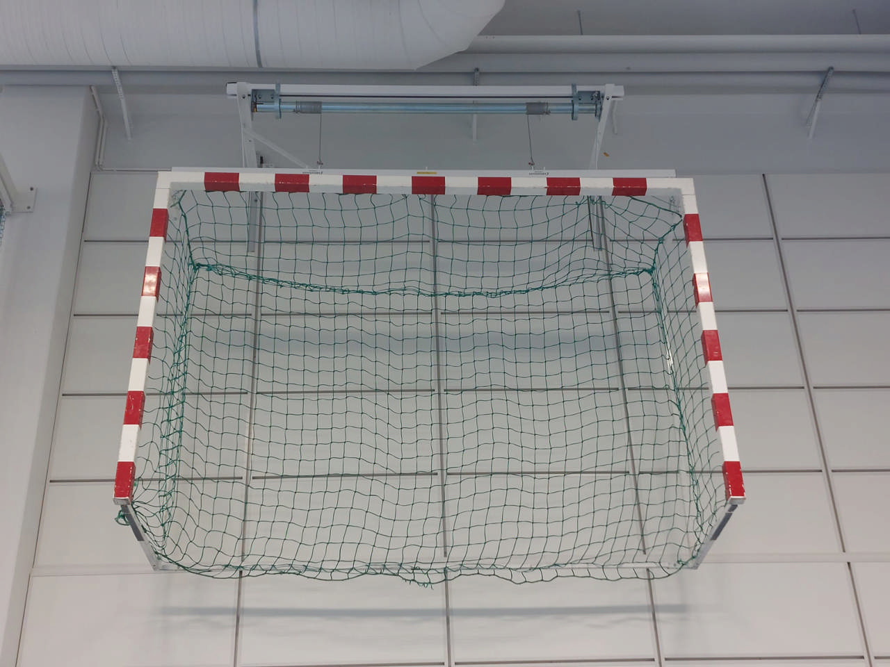 Förvaringshiss till handbollsmål