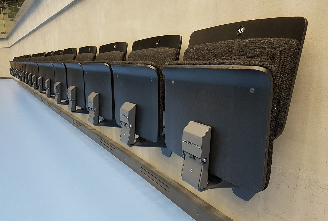 läktarstol auba i trä från unisport