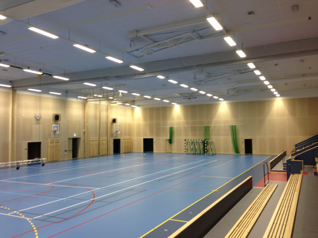 sporthallsinredning, ridåväggar, bomsystem, ribbstol, sportgolv, sänkbar hoppgrop, resultattavla unisport rantzows