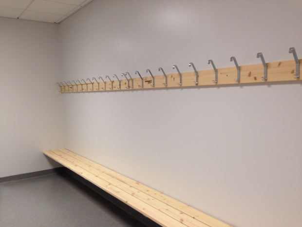 sporthallsinredning, ridåväggar, bomsystem, ribbstol, sportgolv, sänkbar hoppgrop, resultattavla unisport rantzows