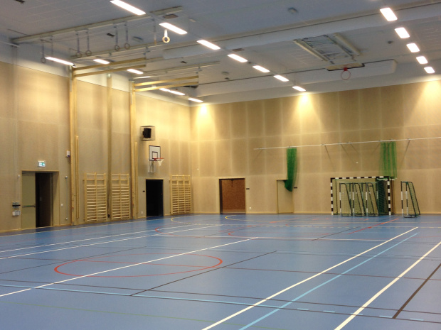 sporthallsinredning, ridåväggar, bomsystem, ribbstol, sportgolv, sänkbar hoppgrop, resultattavla unisport rantzows