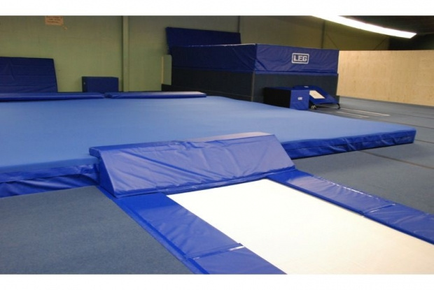 LEG gymnastikredskap trampoliner tumblinggolv hoppgropsmadrass trampett