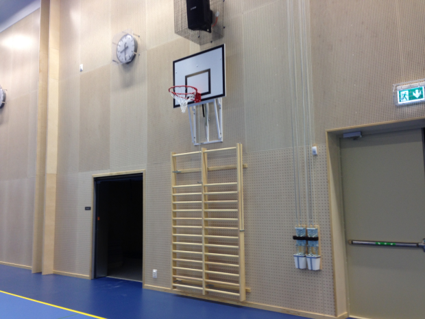 sporthallsinredning, ridåväggar, bomsystem, ribbstol, sportgolv, sänkbar hoppgrop, resultattavla unisport rantzows