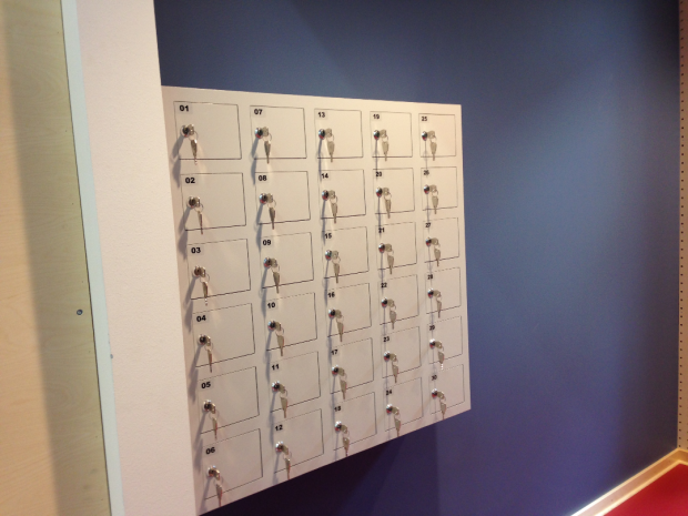 sporthallsinredning, ridåväggar, bomsystem, ribbstol, sportgolv, sänkbar hoppgrop, resultattavla unisport rantzows