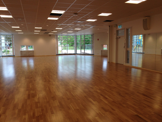 sporthallsinredning, ridåväggar, bomsystem, ribbstol, sportgolv, sänkbar hoppgrop, resultattavla unisport rantzows