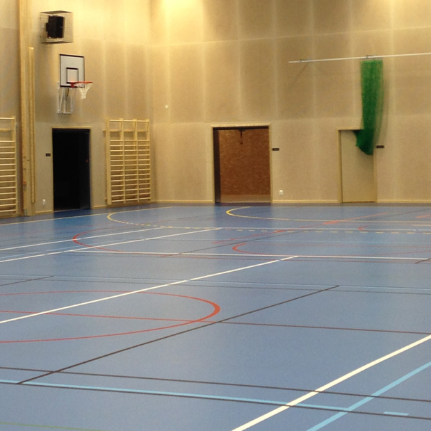 sporthallsinredning, ridåväggar, bomsystem, ribbstol, sportgolv, sänkbar hoppgrop, resultattavla unisport rantzows