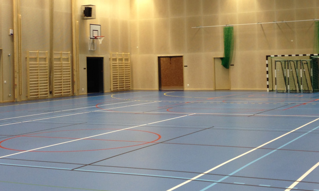 sporthallsinredning, ridåväggar, bomsystem, ribbstol, sportgolv, sänkbar hoppgrop, resultattavla unisport rantzows